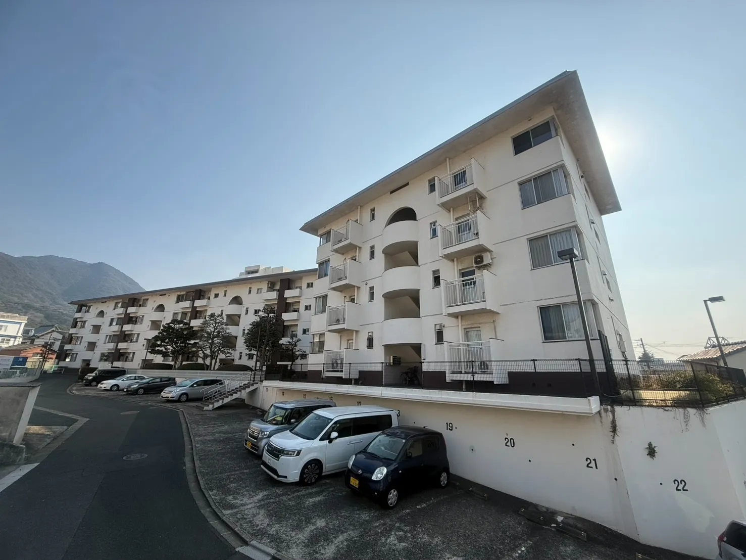 足立ハイマート3階 角住戸。ペット飼育可。駐車スペース1台可。リフォーム相談受付中♪